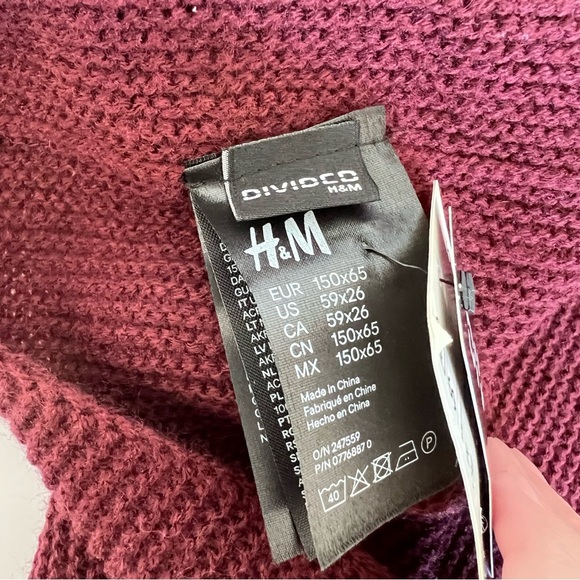 H&M Women’s Knit Burgundy Infinity Scarf - Picture 3 of 5